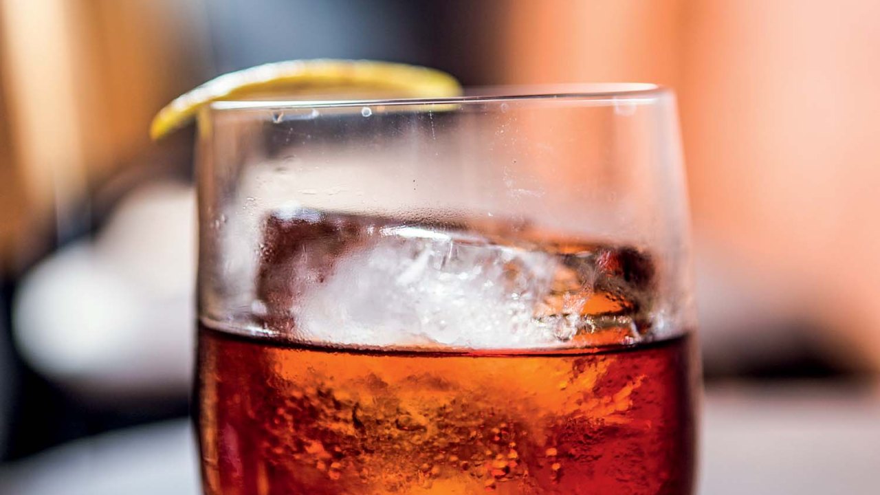 Drinque Negroni di casa do bar Negroni.