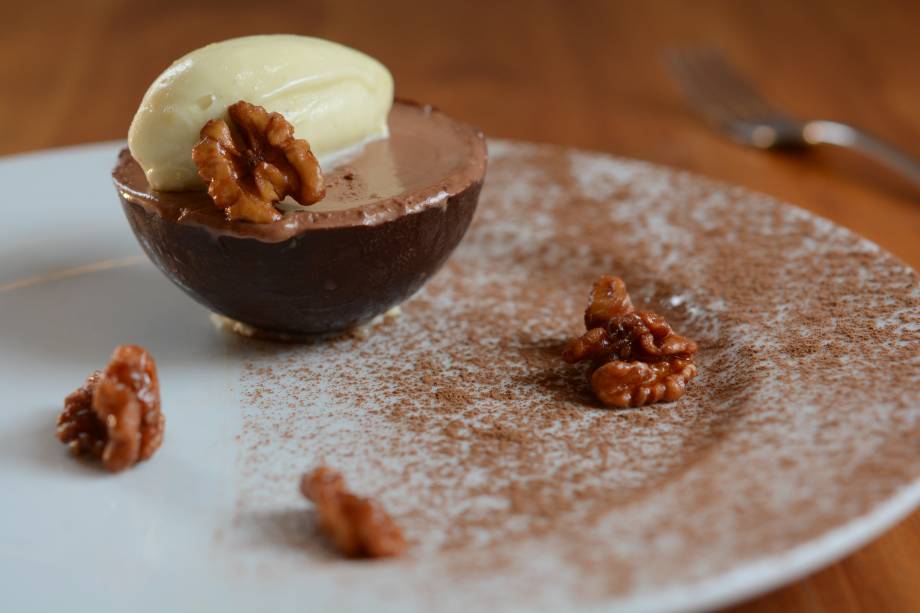 Chocolate meio amargo: musse servida em meia esfera com quenelle de chocolate branco aromatizado com yuzu Chocolate meio amargo: musse servida em meia esfera com quenelle de chocolate branco aromatizado com yuzu