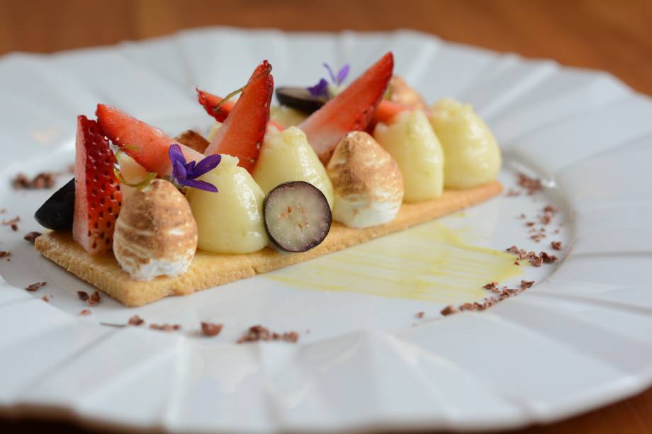 Releitura de torta de limão: o creme da fruta acompanha merengues, ligeiramente tostados e frutas vermelhas, como morango Releitura de torta de limão: o creme da fruta acompanha merengues, ligeiramente tostados e frutas vermelhas, como morango