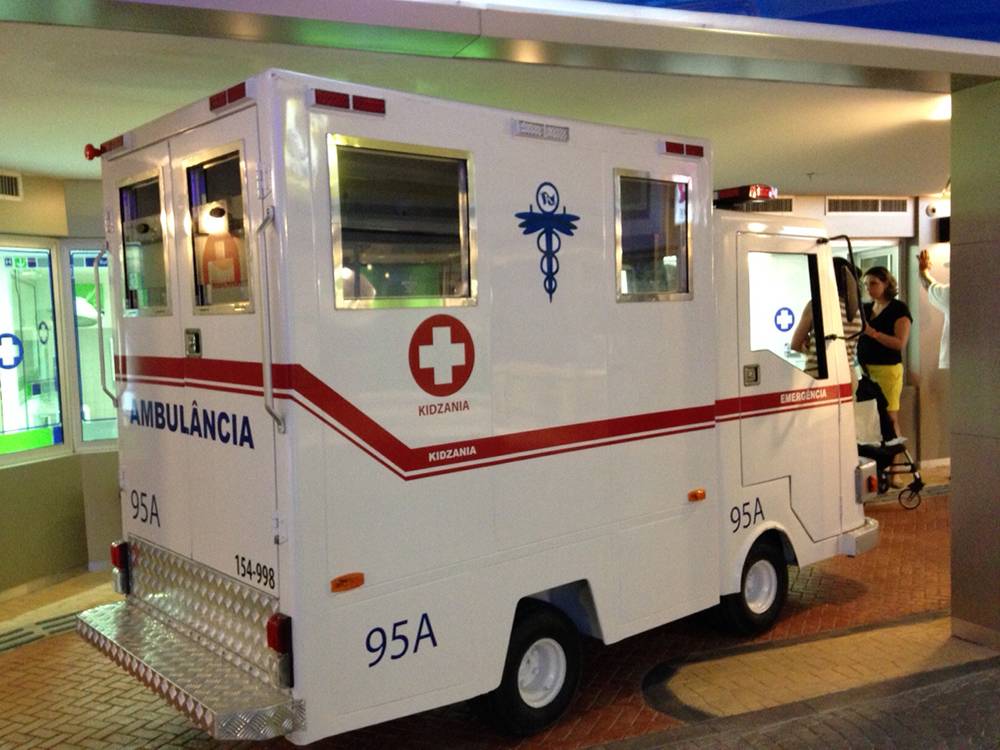 A ambulância: crianças fazem o papel de enfermeiros e médicos A ambulância: crianças fazem o papel de enfermeiros e médicos