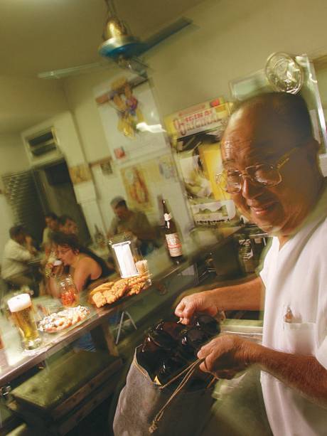 Luiz Nozoie, anfririão do bar que leva seu nome, em foto de 2004 Luiz Nozoie, anfririão do bar que leva seu nome, em foto de 2004