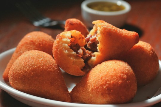 Coxinhas de rabada: recheadas com uma versão desfiada e cozida no vinho tinto Coxinhas de rabada: recheadas com uma versão desfiada e cozida no vinho tinto