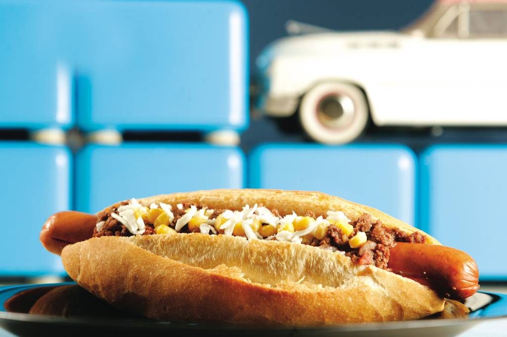 Cachorro-quente Bidu, com salsicha grelhada, queijo de cabra, milho e molho chili, da Lanchonete da Cidade Cachorro-quente Bidu, com salsicha grelhada, queijo de cabra, milho e molho chili, da Lanchonete da Cidade