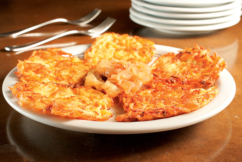 Kartoffelpuffer, do Bierquelle: espécie de mini-panquecas feitas de batata Kartoffelpuffer, do Bierquelle: espécie de mini-panquecas feitas de batata