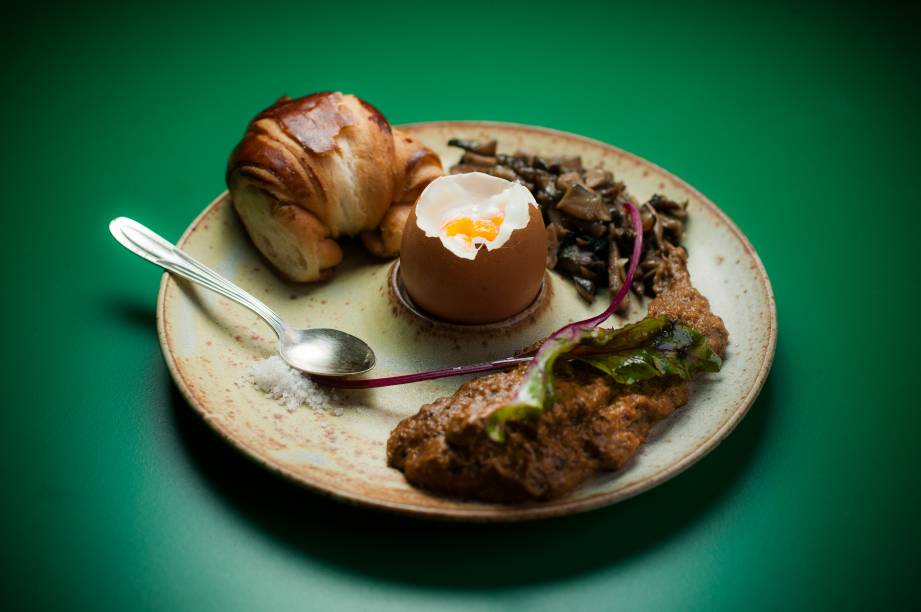 O ovo caipira na casca com creme de cogumelos é uma das opções de entrada O ovo caipira na casca com creme de cogumelos é uma das opções de entrada