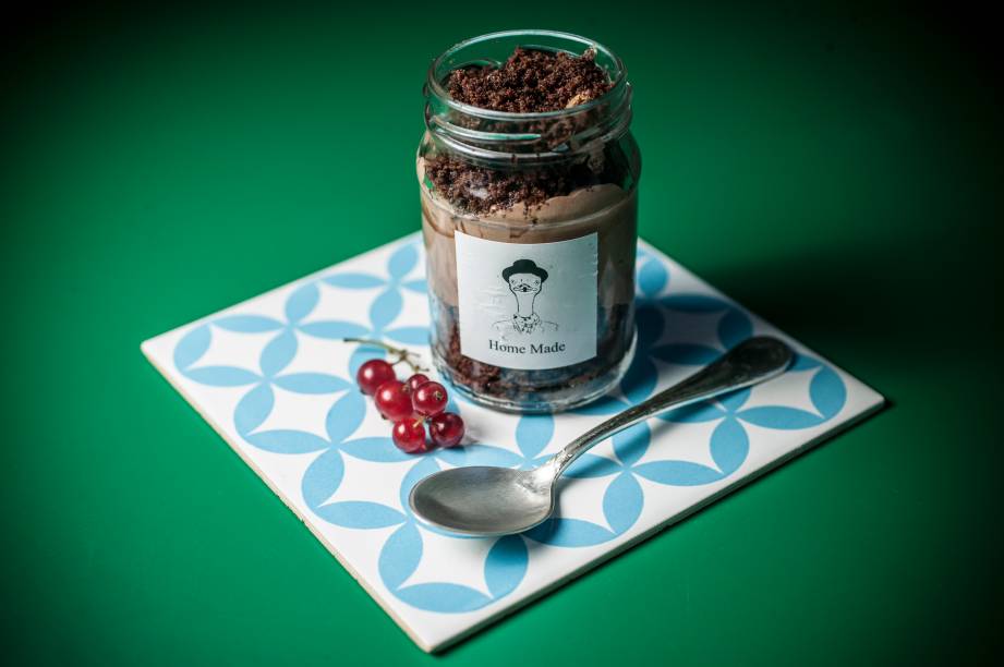 Cheio de graça, o brownie com chantili de Nutella vem em um pote de geleia Cheio de graça, o brownie com chantili de Nutella vem em um pote de geleia