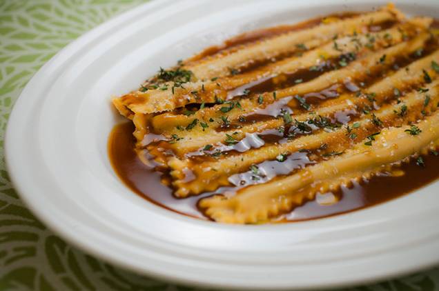 Pappardelle de cordeiro ao molho da carne aromatizado por tomilho Pappardelle de cordeiro ao molho da carne aromatizado por tomilho