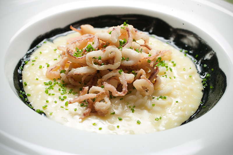 Preparado sem manteiga, o risoto de lula vem na própria tinta do molusco Preparado sem manteiga, o risoto de lula vem na própria tinta do molusco