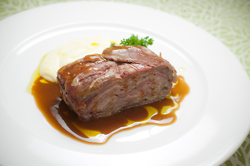 A costela de cabrito é recheada de linguiça A costela de cabrito é recheada de linguiça