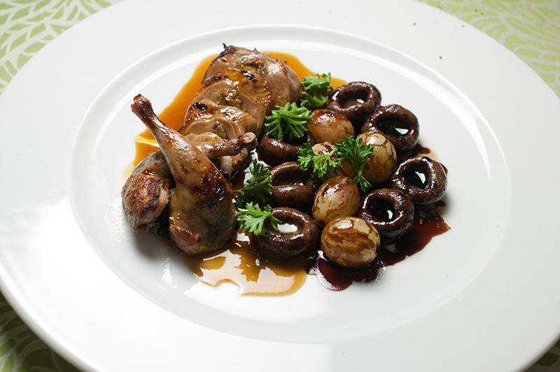 A codorna recheada de figo e nozes chega na companhia de nhoque de ameixa e uva sautée A codorna recheada de figo e nozes chega na companhia de nhoque de ameixa e uva sautée