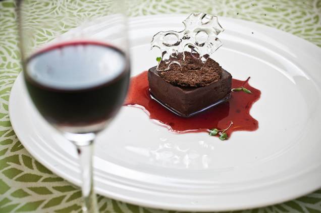 A tortinha de chocolate ao vinho tinto leva calda de redução de vinho do Porto A tortinha de chocolate ao vinho tinto leva calda de redução de vinho do Porto