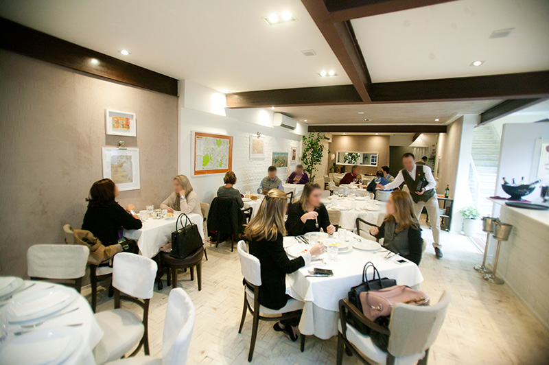 O salão costuma ficar movimentado nos fins de semana e tem longas filas de espera O salão costuma ficar movimentado nos fins de semana e tem longas filas de espera