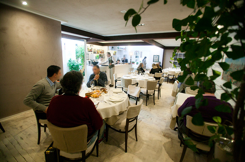 O salão costuma ficar movimentado nos fins de semana e tem longas filas de espera O salão costuma ficar movimentado nos fins de semana e tem longas filas de espera