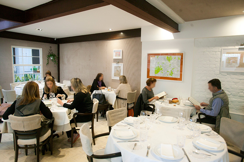 O salão costuma ficar movimentado nos fins de semana e tem longas filas de espera O salão costuma ficar movimentado nos fins de semana e tem longas filas de espera