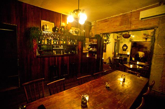 Uma mesa coletiva atrai os grupos maiores no bar Uma mesa coletiva atrai os grupos maiores no bar