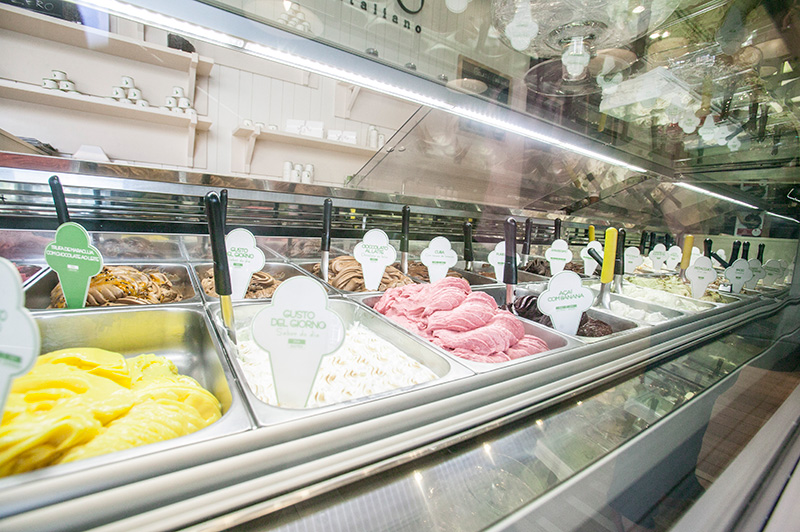 A vitrine repleta de pedidas cremosas ao estilo italiano A vitrine repleta de pedidas cremosas ao estilo italiano