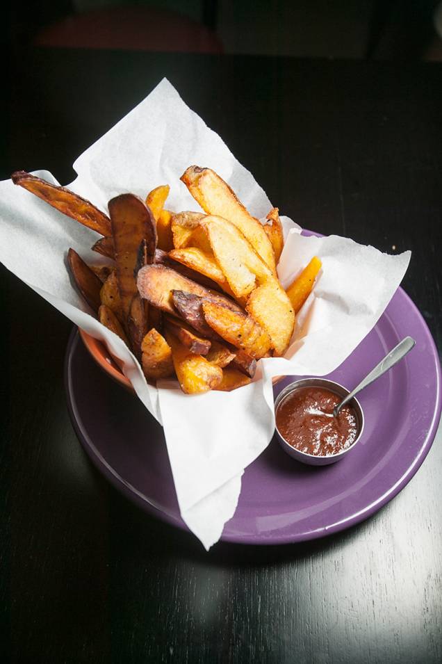 Porção: de batatas inglesa e doce mais mandioquinha fritas Porção: de batatas inglesa e doce mais mandioquinha fritas