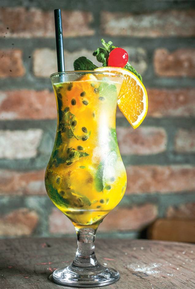 Drinque da casa: rum, maracujá e outras frutas amarelas mais hortelã e manjericão Drinque da casa: rum, maracujá e outras frutas amarelas mais hortelã e manjericão