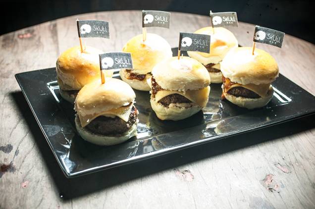 O hamburguinho no pão com queijo prato e molho barbecue se revela um bom belisco O hamburguinho no pão com queijo prato e molho barbecue se revela um bom belisco