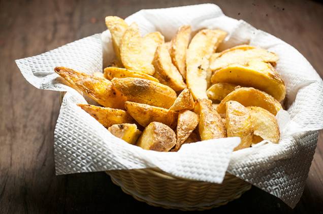 Porção de batatas fritas com a casca Porção de batatas fritas com a casca