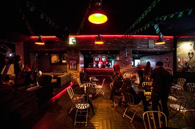 Escurinho, o ambiente com um quê de pub é animado por música ao vivo Escurinho, o ambiente com um quê de pub é animado por música ao vivo