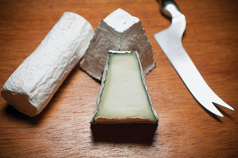 De mofo branco, o chamado pirâmide tem sabor suave e levemente picante