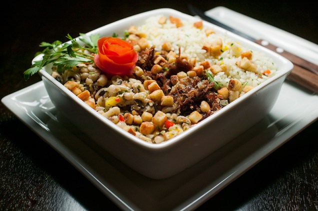 O baião de dois traz arroz, feijão-fradinho e carne-seca O baião de dois traz arroz, feijão-fradinho e carne-seca