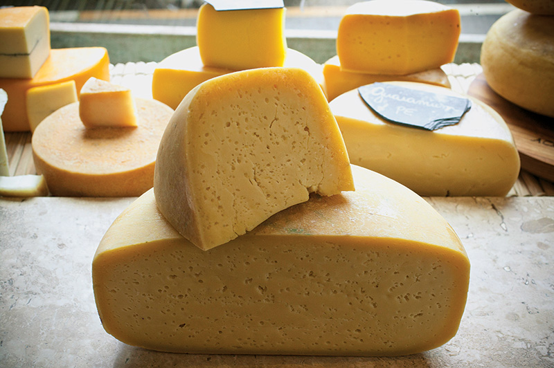 Direto de Itapetininga: o pioneiro leva leite de vaca cru Direto de Itapetininga: o pioneiro leva leite de vaca cru