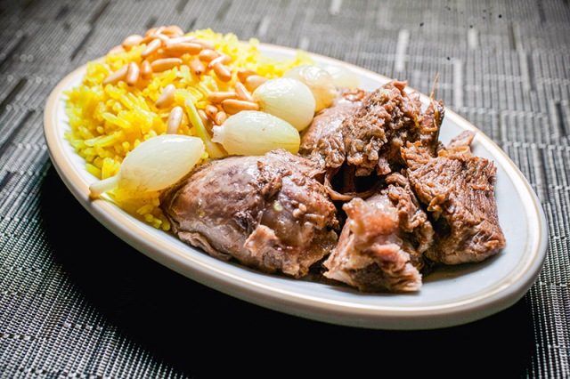 Carneiro ao forno com arroz de açafrão coberto por pinhole mais cebolas pequenas Carneiro ao forno com arroz de açafrão coberto por pinhole mais cebolas pequenas
