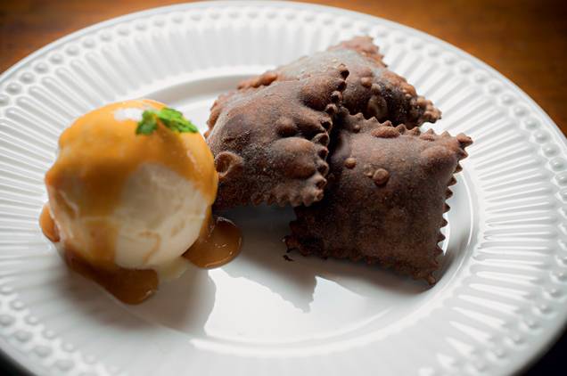 Cozinha inventiva: ravióli de brigadeiro com sorvete de creme Cozinha inventiva: ravióli de brigadeiro com sorvete de creme