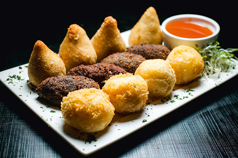 Mix alcino: bolinhos de mandioca e rabada, coxinhas e quibes