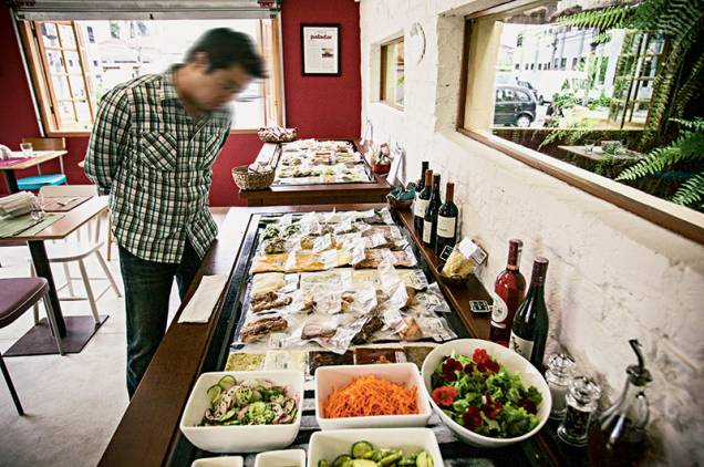 Monte seu prato: o balcão expõe porções individuais embaladas a vácuo para ser aquecidas em banho-maria ou no micro-ondas Monte seu prato: o balcão expõe porções individuais embaladas a vácuo para ser aquecidas em banho-maria ou no micro-ondas