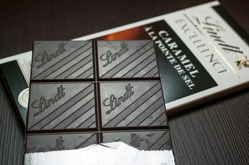 A tradicional barra de chocolate amargo com caramelo e flor de sal A tradicional barra de chocolate amargo com caramelo e flor de sal