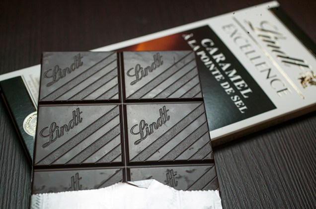 A tradicional barra de chocolate amargo com caramelo e flor de sal A tradicional barra de chocolate amargo com caramelo e flor de sal