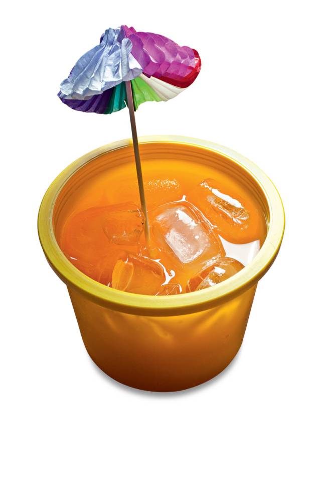 Rei da praia: vodca aromatizada com manga, suco de tangerina e manjericão Rei da praia: vodca aromatizada com manga, suco de tangerina e manjericão
