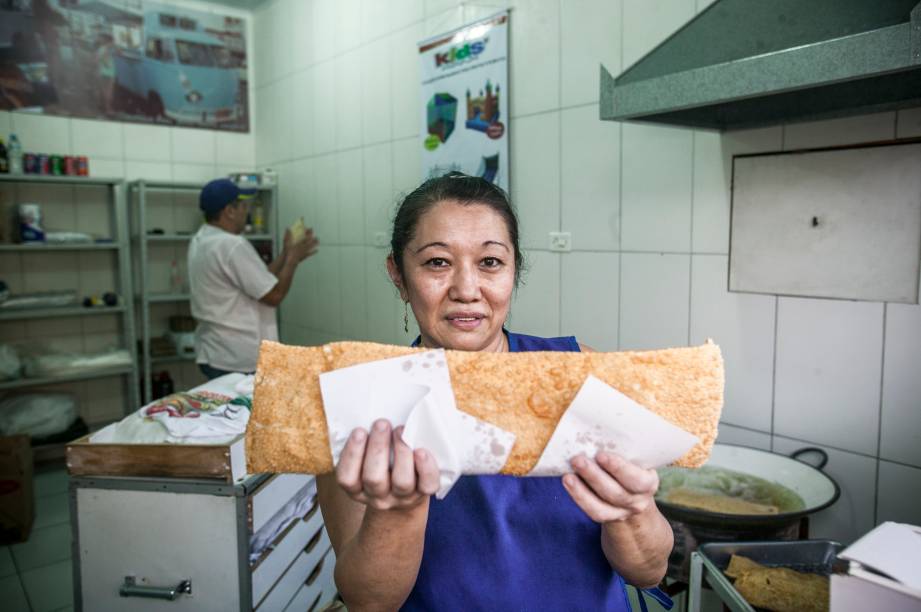 	A pasteleira Sueli e seu pastel gigante