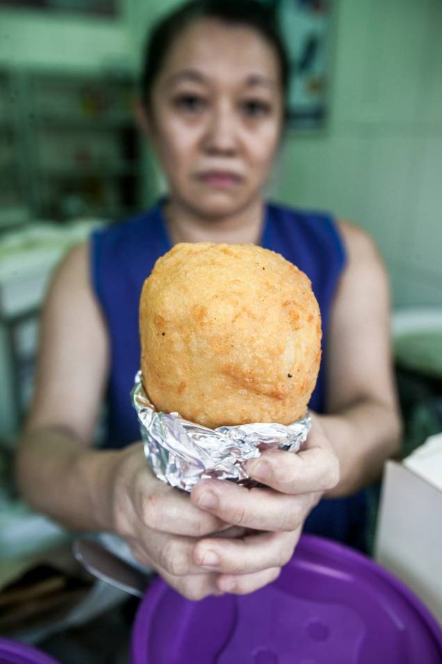 Sueli Oshiro também vende uma coxinha de grandes proporções Sueli Oshiro também vende uma coxinha de grandes proporções