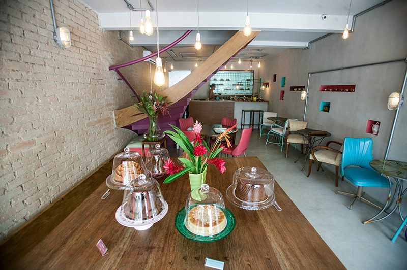 A mesa de madeira deixa os bolos em evidência A mesa de madeira deixa os bolos em evidência