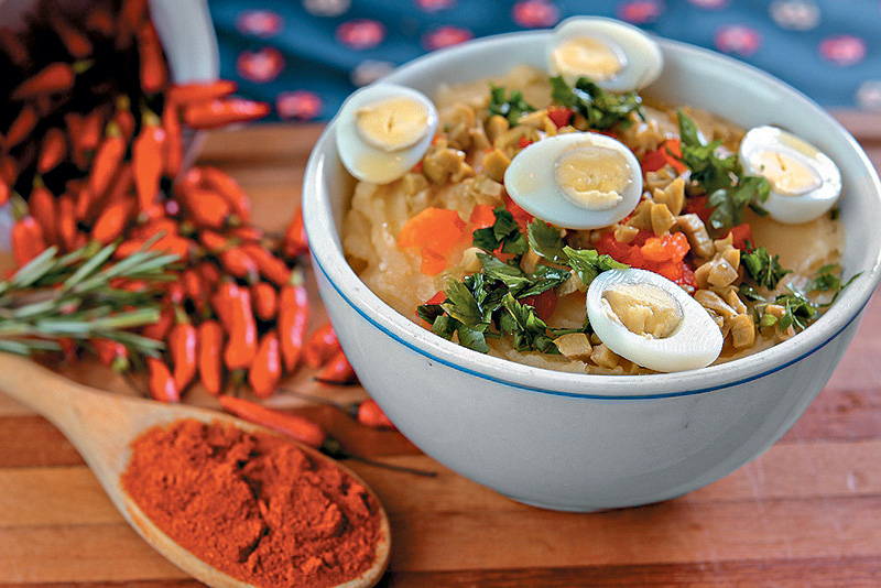 Escondidinho: lascas e refogado coberto por purê de batata, ovo de codorna, azeitona verde e pimentão vermelho Escondidinho: lascas e refogado coberto por purê de batata, ovo de codorna, azeitona verde e pimentão vermelho
