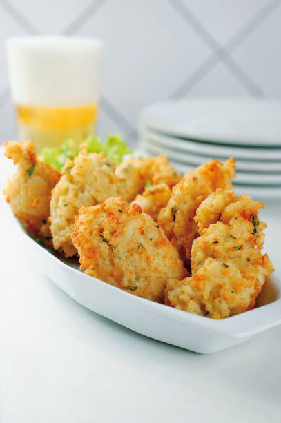 Famosos naquele pedaço da Zona Oeste, os bolinhos agradam pela crostinha de parmesão. Se recheados de carne-seca ou de salame e gorgonzola, o preço sobe. A bebida de lei no boteco é o chope (Brahma). Famosos naquele pedaço da Zona Oeste, os bolinhos agradam pela crostinha de parmesão. Se recheados de carne-seca ou de salame e gorgonzola, o preço sobe. A bebida de lei no boteco é o chope (Brahma).