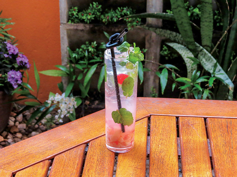 Mojitos: fruta em conserva é macerada com abacaxi, hortelã e cerejas em calda antes de receber rum Bacardi e água com gás. Mojitos: fruta em conserva é macerada com abacaxi, hortelã e cerejas em calda antes de receber rum Bacardi e água com gás.