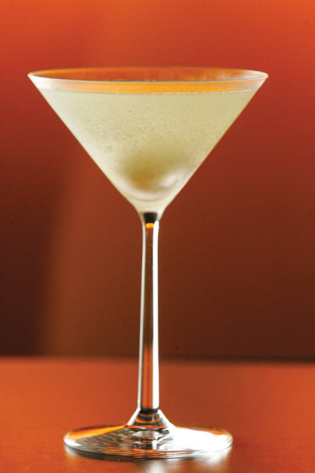 Vodca, vermute, licor de lichia e raiz-forte compõem o leve martini wassabi Vodca, vermute, licor de lichia e raiz-forte compõem o leve martini wassabi