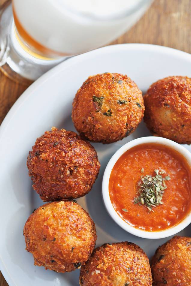 Recheadas de parmesão, as oito unidades chegam à mesa na companhia de três molhos: de tomate e de pimentas cambuci e dedo-de-moça Recheadas de parmesão, as oito unidades chegam à mesa na companhia de três molhos: de tomate e de pimentas cambuci e dedo-de-moça