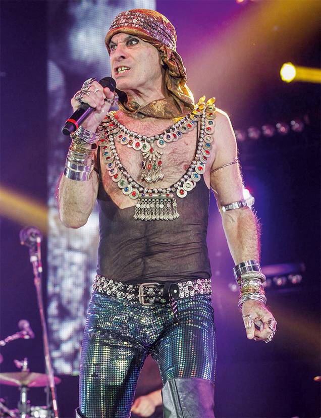 O cantor Ney Matogrosso: figurinos de Ocimar Versolato O cantor Ney Matogrosso: figurinos de Ocimar Versolato