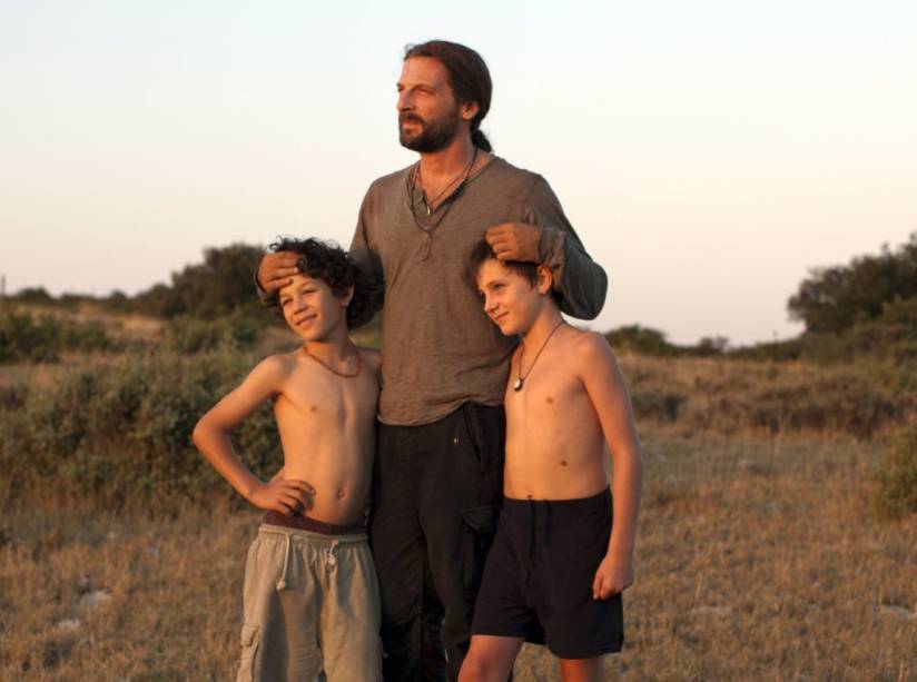 Vida Selvagem: Paco e seus dois filhos vivem descobertas em meio à natureza Vida Selvagem: Paco e seus dois filhos vivem descobertas em meio à natureza