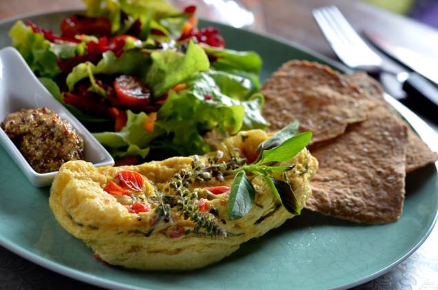Bistrô Ó-Chá: omelete de queijo com molho de mostarda à l’ancienne Bistrô Ó-Chá: omelete de queijo com molho de mostarda à l’ancienne