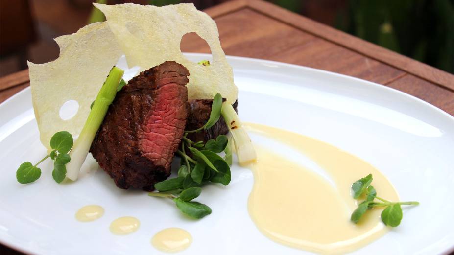 Peça de kobe beef, creme suave de alho e queijo gruyère e lâminas de emmental