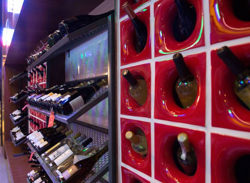 Dispostos nas prateleiras, os vinhos podem ser bebidos lá mesmo ou levados para casa Dispostos nas prateleiras, os vinhos podem ser bebidos lá mesmo ou levados para casa