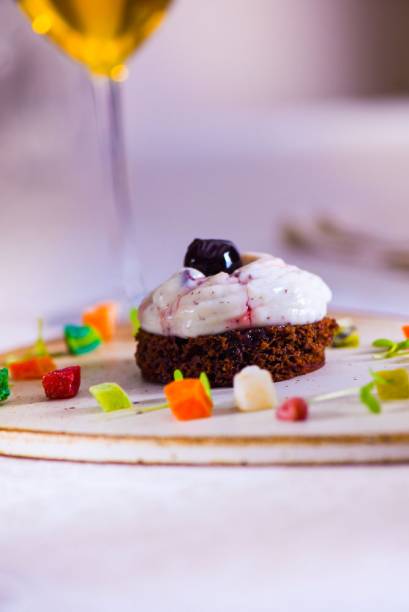 Servida apenas no almoço, a torta de cogumelos pode vir com salada e cuscuz marroquino