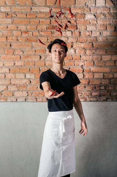 Shin: cozinha criada no térreo de um antigo sobrado residencial na Barra Funda Shin: cozinha criada no térreo de um antigo sobrado residencial na Barra Funda